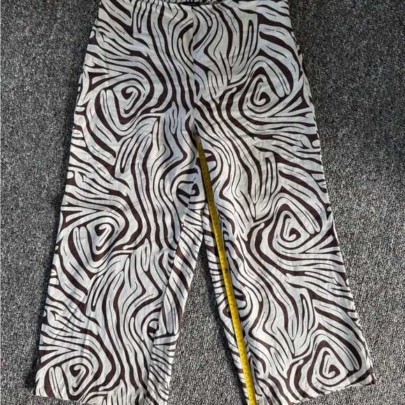 Tahari Pants - Tahari Chocolate Brown and Cream Zebra Print 100% Linen Capri Pants Wide leg M